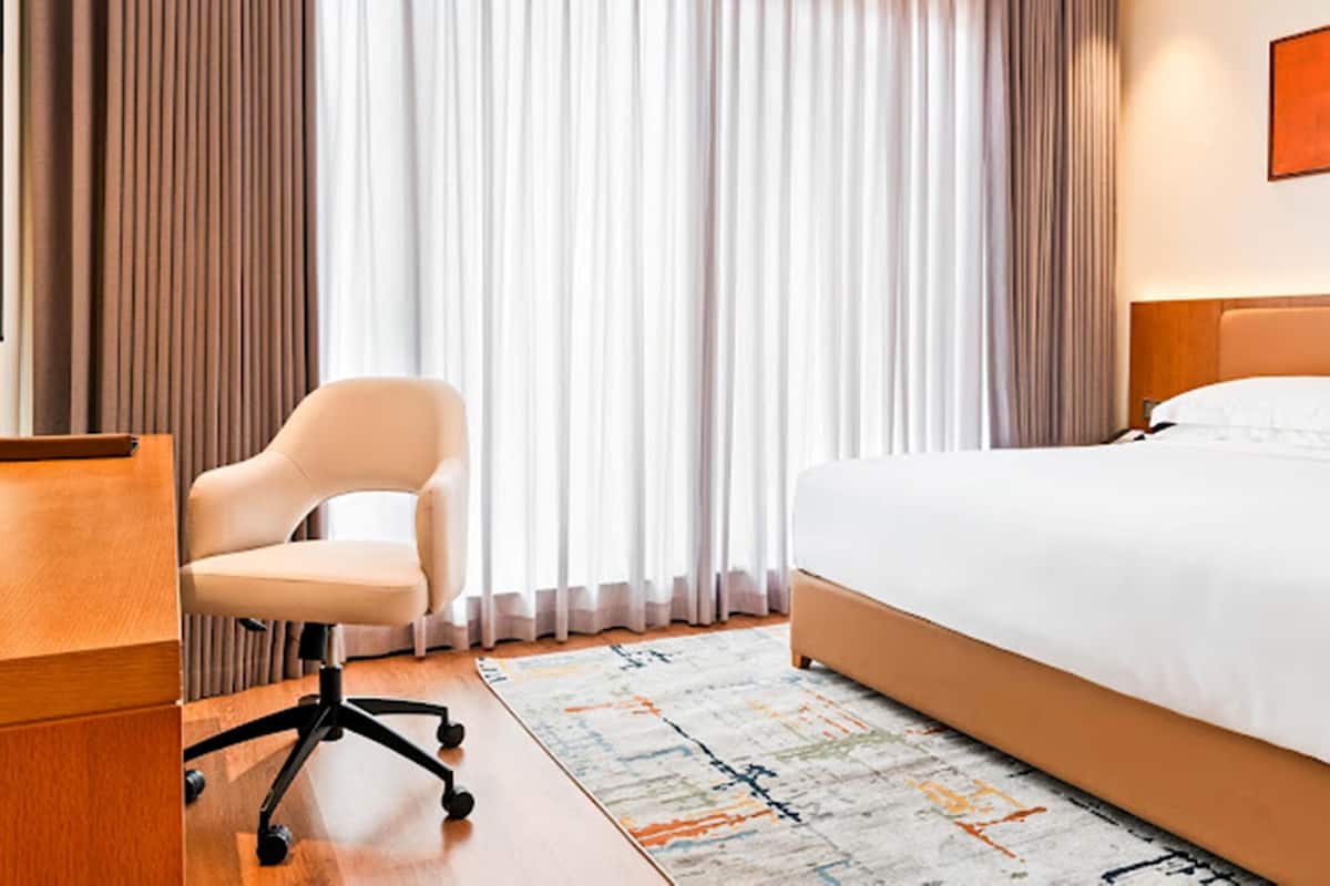 Escritorio y espacio para trabajar con laptop