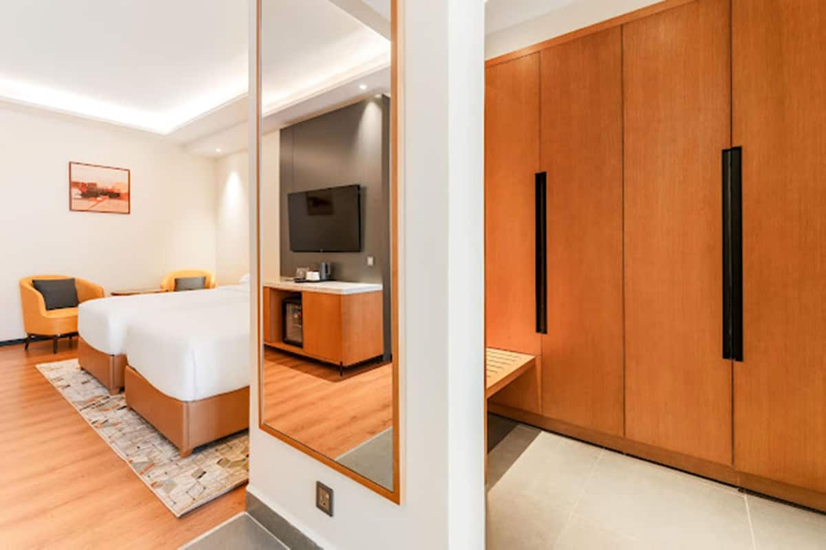 Escritorio y espacio para trabajar con laptop