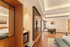 Habitación doble Deluxe | Baño | Regadera, regadera tipo lluvia, amenidades de baño gratuitas 