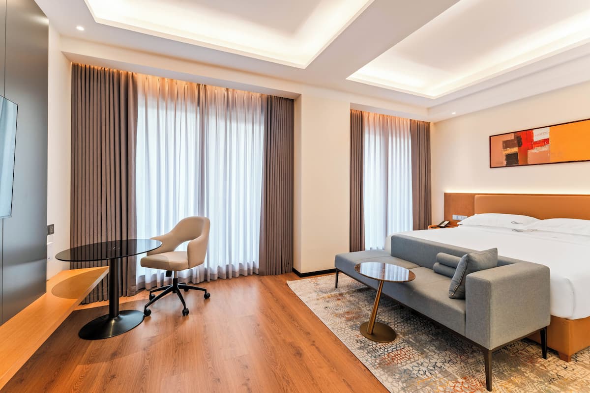 Escritorio y espacio para trabajar con laptop