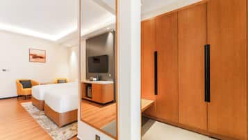 Escritorio y espacio para trabajar con laptop