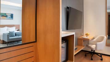 Schreibtisch, laptopgeeigneter Arbeitsplatz, schallisolierte Zimmer