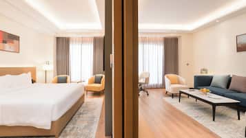 Suite, 1 Doppelbett | Schreibtisch, laptopgeeigneter Arbeitsplatz, schallisolierte Zimmer