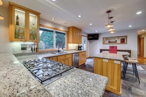 Fridge, microwave, stovetop, dishwasher - Fire Pit, Chic Deck! Family-Friendly Puyallup Home (Puyallup)