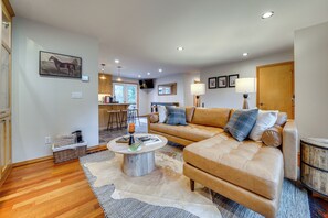 TV, fireplace - Fire Pit, Chic Deck! Family-Friendly Puyallup Home (Puyallup)