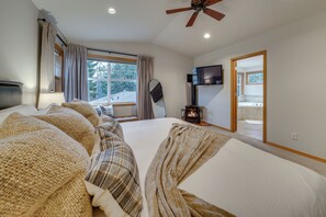 6 bedrooms, desk, iron/ironing board, travel crib - Fire Pit, Chic Deck! Family-Friendly Puyallup Home (Puyallup)