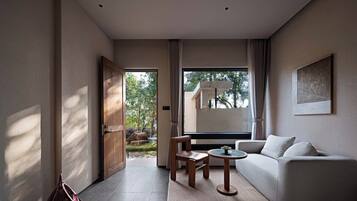 Traditional-Suite, Bergblick | Minibar, individuell dekoriert, individuell eingerichtet