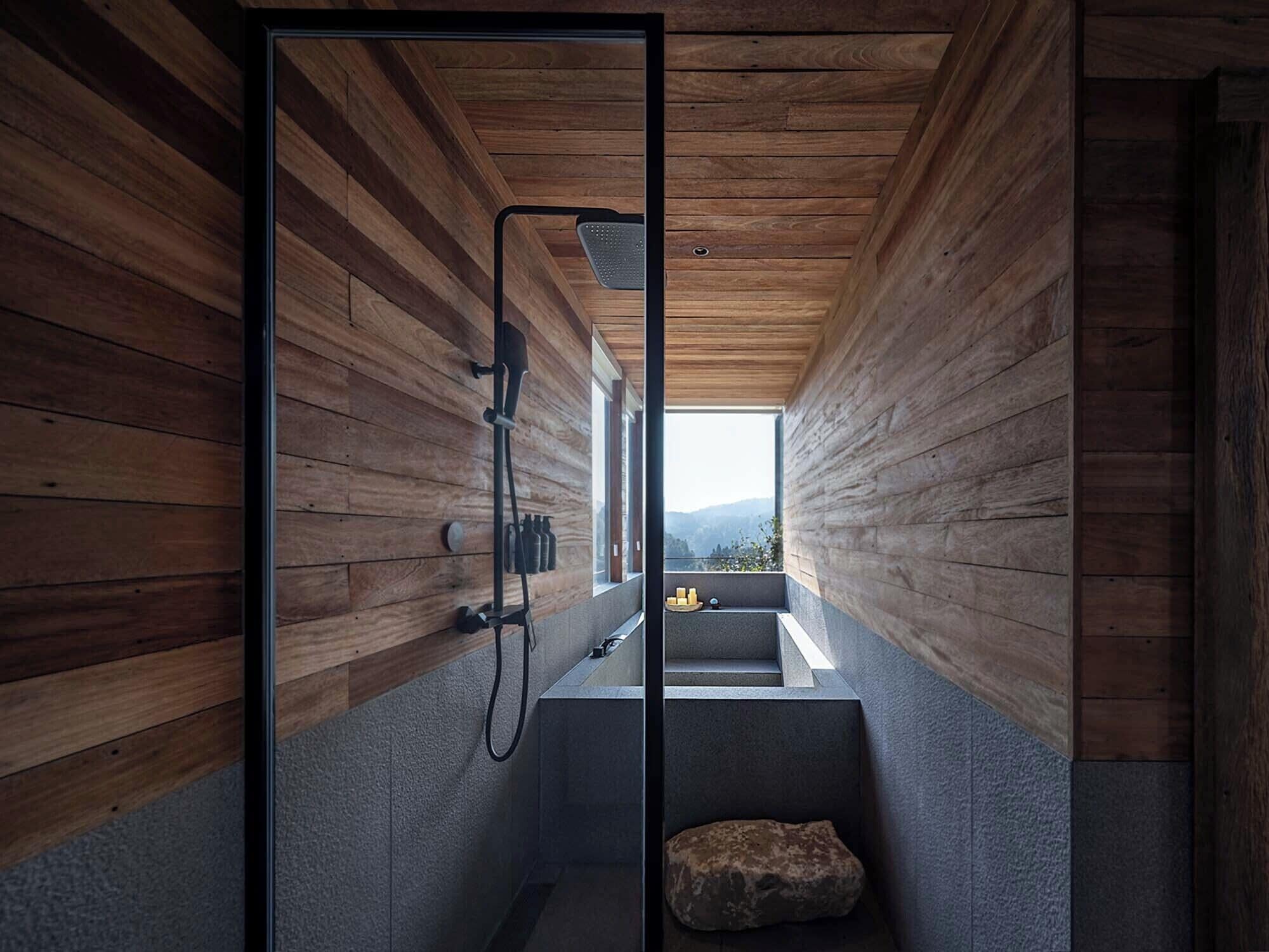 Luksussviitti, patio, vuoristonäköala | Kylpyhuone | Ilmaiset hygieniatuotteet, hiustenkuivaaja, kylpytakit, pyyhkeet