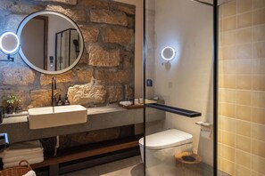Suite Supérieure, balcon, vue montagne | Salle de bain | Articles de toilette gratuits, sèche-cheveux, peignoirs