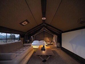 Suite Luxe, patio, vue montagne | Minibar, décoration personnalisée, ameublement personnalisé