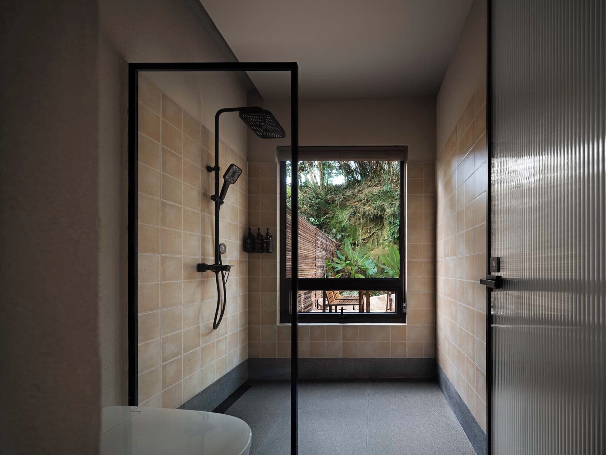 Signature-sviitti, vuoristonäköala | Kylpyhuoneen suihku