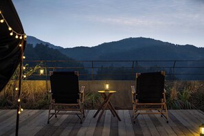 Suite de lujo, patio, vista a la montaƱa | Vista desde la propiedad
