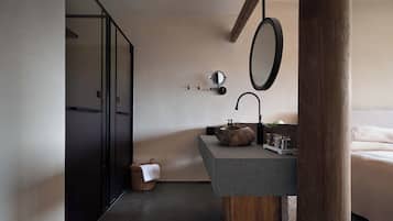 Comfort-Doppelzimmer, Bergblick | Badezimmer | Kostenlose Toilettenartikel, Haartrockner, Bademäntel, Handtücher