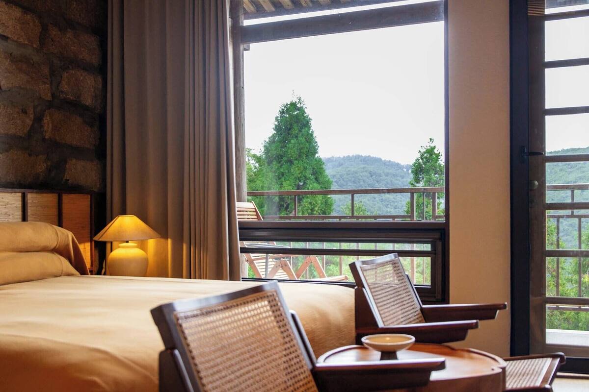 Suite superior, balcón, vistas a la montaña | Minibar, sistema de insonorización, wifi gratis y decoración individual