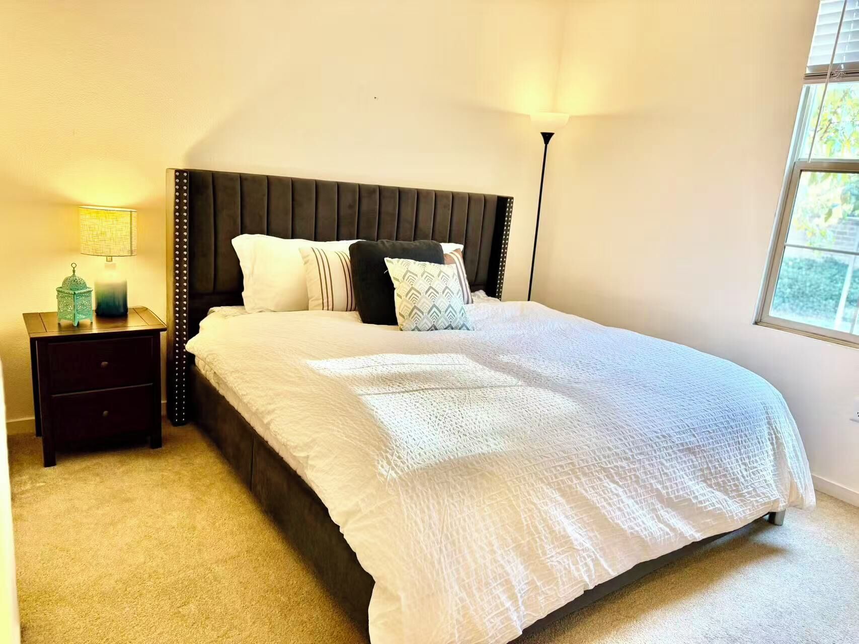 Tabla de planchar con plancha, wifi gratis y ropa de cama 