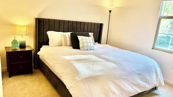 Tabla de planchar con plancha, wifi gratis y ropa de cama