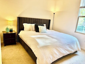 Tabla de planchar con plancha, wifi gratis y ropa de cama