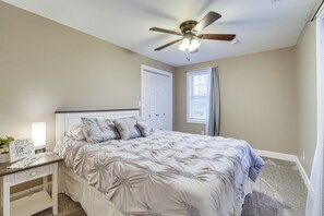 4 bedrooms, travel crib, internet, bed sheets