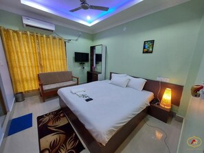 Deluxe Double Room, Balcony, Garden View | Desk, free WiFi