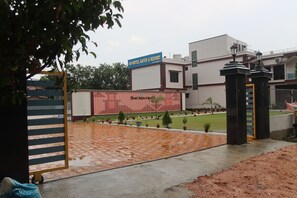 Front of property - Hotel Aayes & Resort (Bolpur)