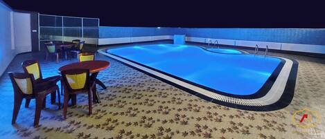 14 座室外游泳池