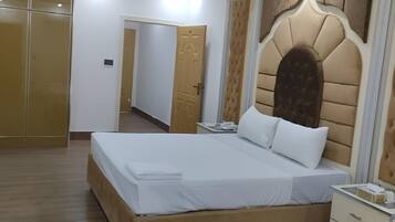 Habitación Deluxe con 1 cama matrimonial o 2 individuales, vista a la ciudad | Escritorio, tabla de planchar con plancha y wifi gratis