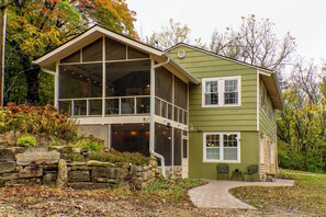 Exterior - 2 Mi to Downtown: 4BR Country Home Near K-State (Manhattan)