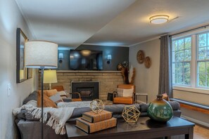 Living area - 2 Mi to Downtown: 4BR Country Home Near K-State (Manhattan)