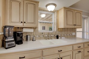 Interior - 2 Mi to Downtown: 4BR Country Home Near K-State (Manhattan)