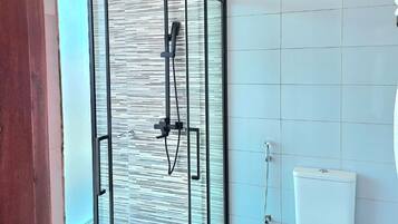 Habitación doble de lujo, vista a la ciudad | Baño | Tina con regadera, amenidades de baño gratuitas, secadora de cabello