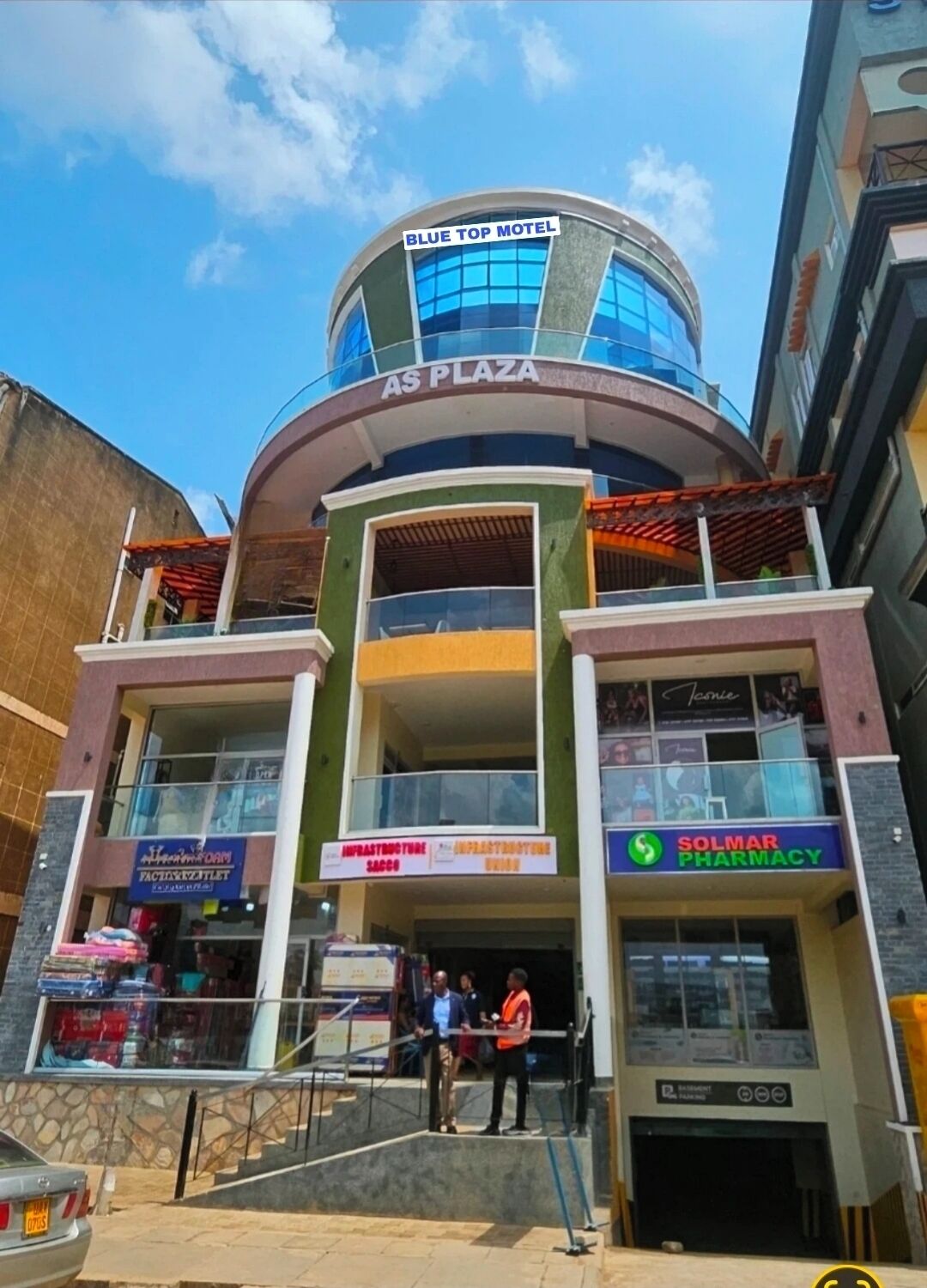 Vista frontal de la propiedad