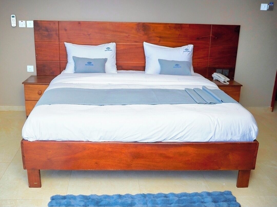 غرفة مزدوجة فاخرة - منظر للمدينة | خزنة داخل الغرفة ومكتب ومساحة عمل للكمبيوتر المحمول وستائر تعتيم