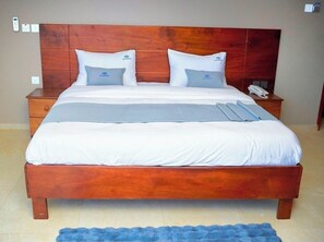 Chambre Double Luxe, vue ville | Coffres-forts dans les chambres, bureau