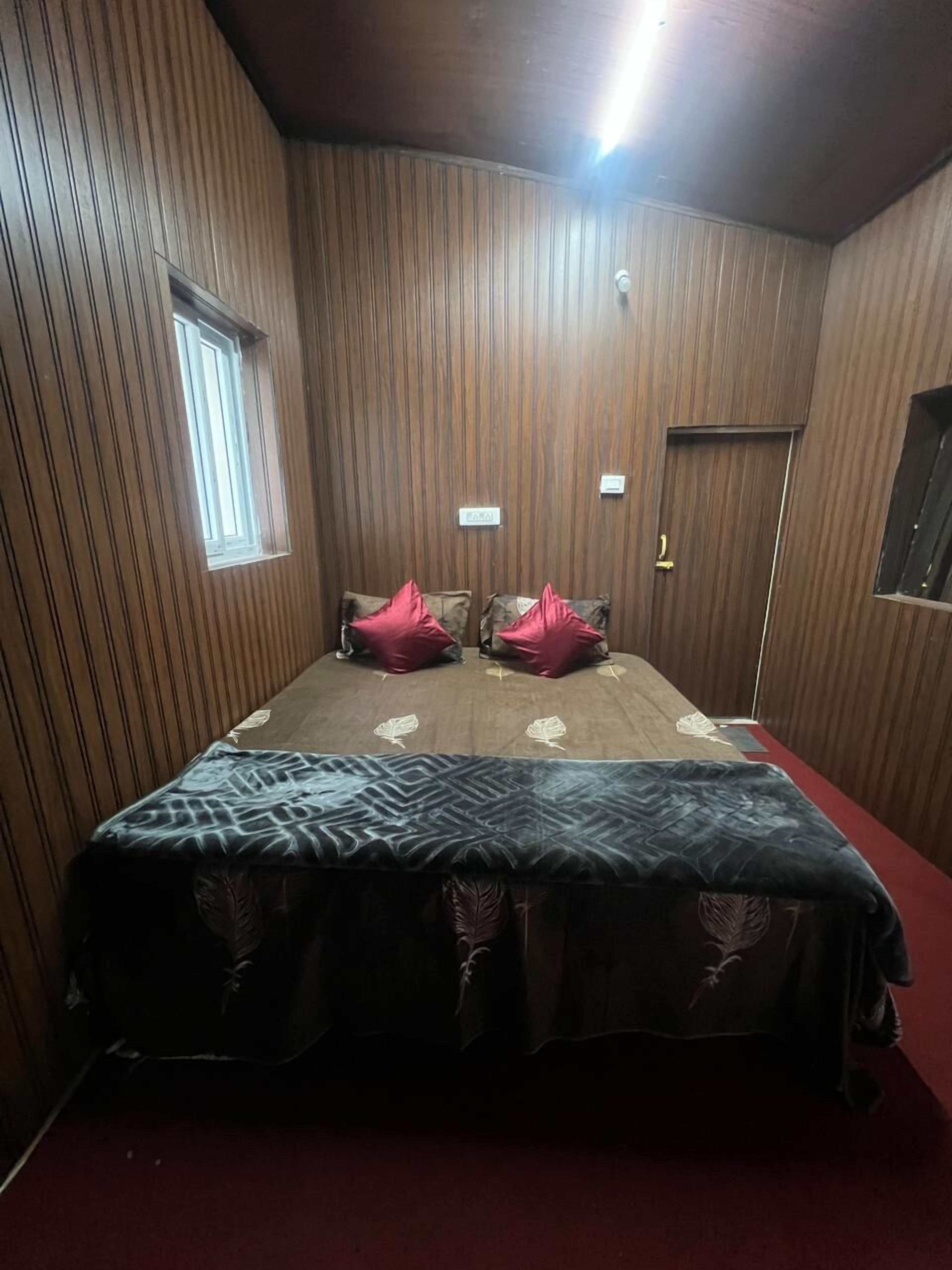 Standard Room | Free WiFi, bed sheets