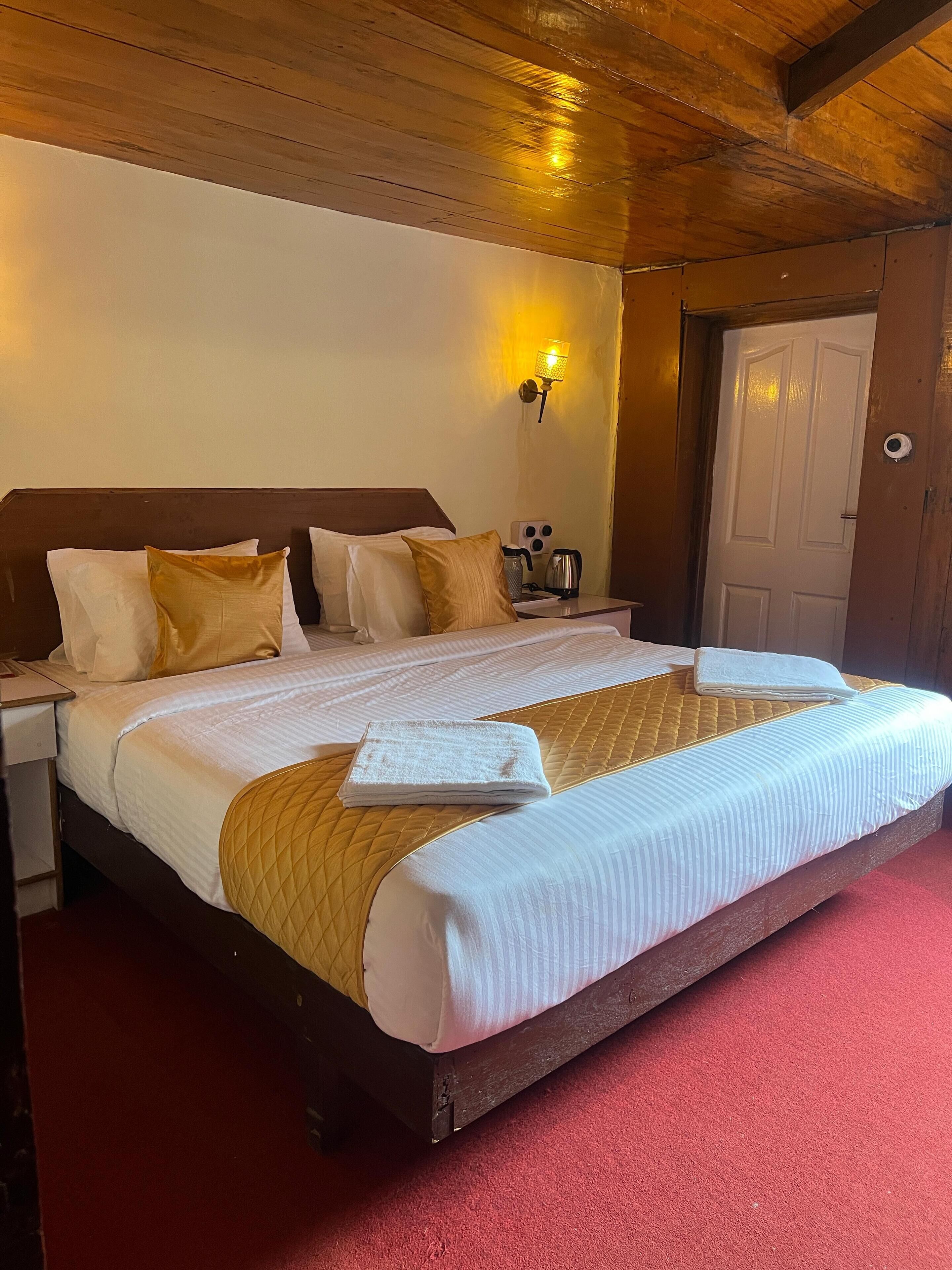 Luxury Room | Free WiFi, bed sheets