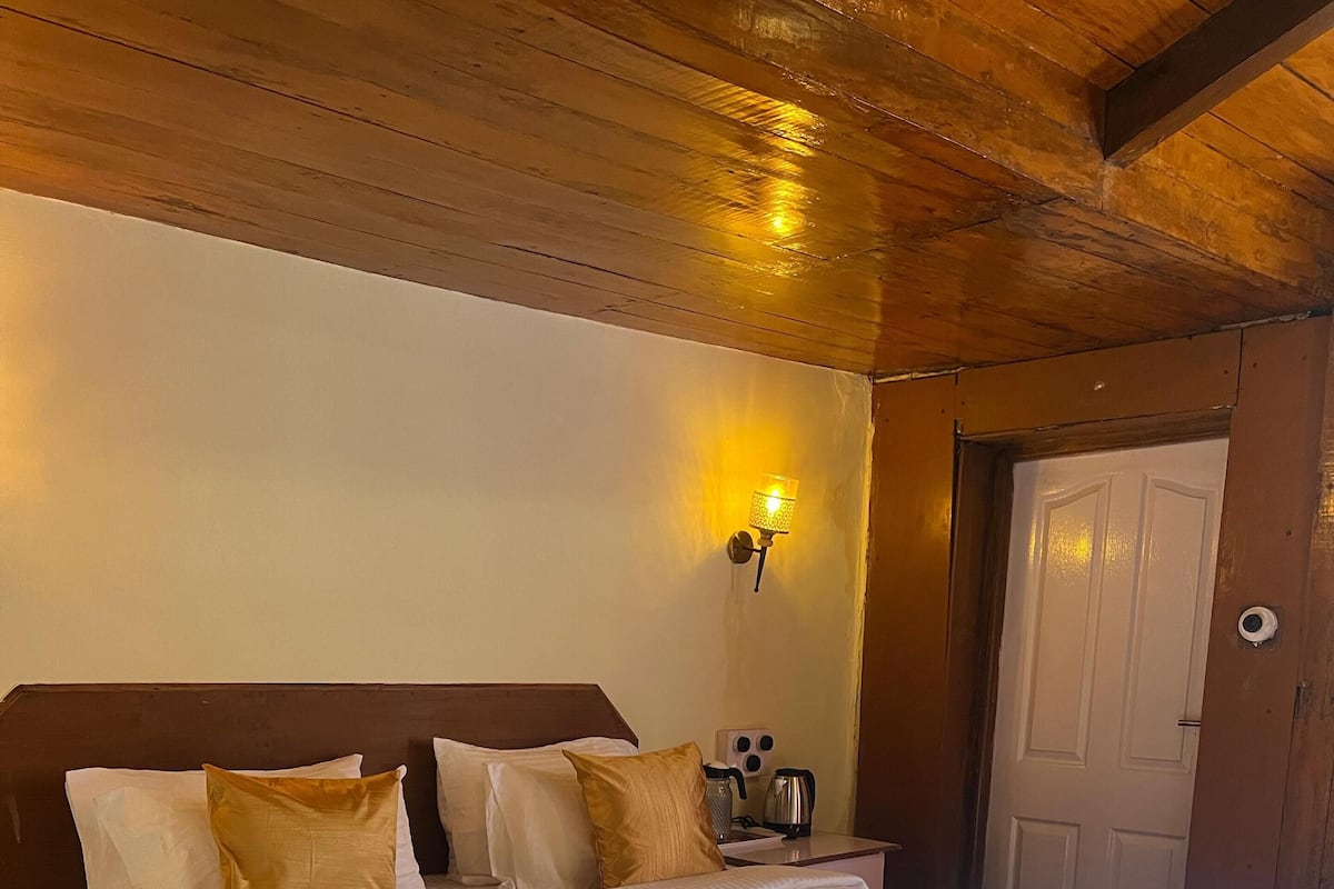 Luxury Room | Free WiFi, bed sheets