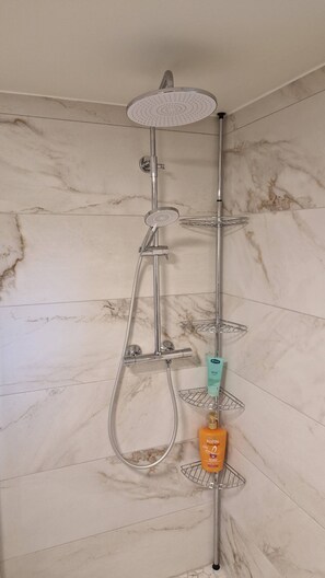 Leilighet, flere soverom, peis, hageutsikt | Bad