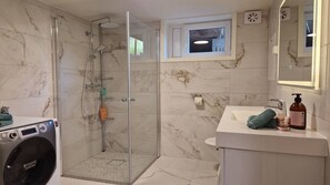 Apartment, Multiple Bedrooms, Fireplace, Garden View | Bathroom - Apartment i Syd, Lindesnes (Lindesnes)