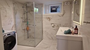 Apartment, Fireplace, Garden View | Bathroom - Apartment i Syd, Lindesnes (Lindesnes)