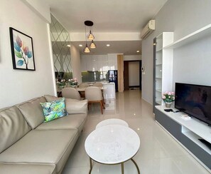 Full-size fridge, microwave, oven, stovetop - Kotrip Luxstay River Gate Residence (Khanh Hoi)