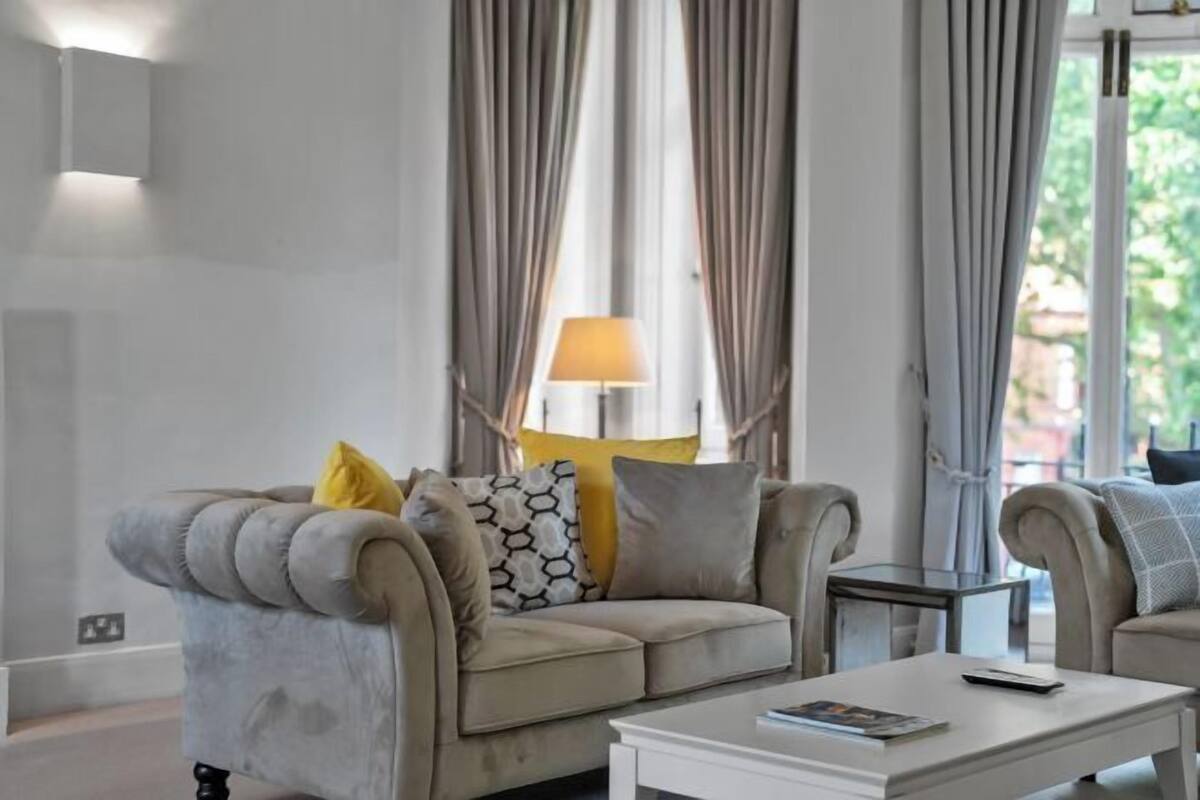 Ein modernes Wohnzimmer mit einer Couch, einem Couchtisch und einer Lampe.