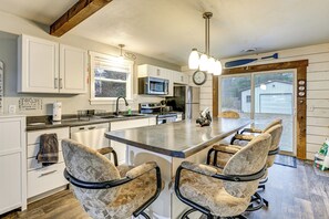 Fridge, microwave, stovetop, dishwasher