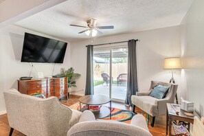 TV, books - Houston Home Near TMC & NRG Stadium (Houston)