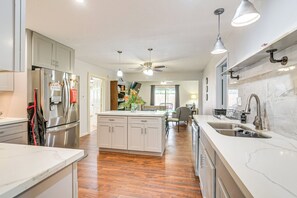 Fridge, microwave, stovetop, dishwasher - Houston Home Near TMC & NRG Stadium (Houston)