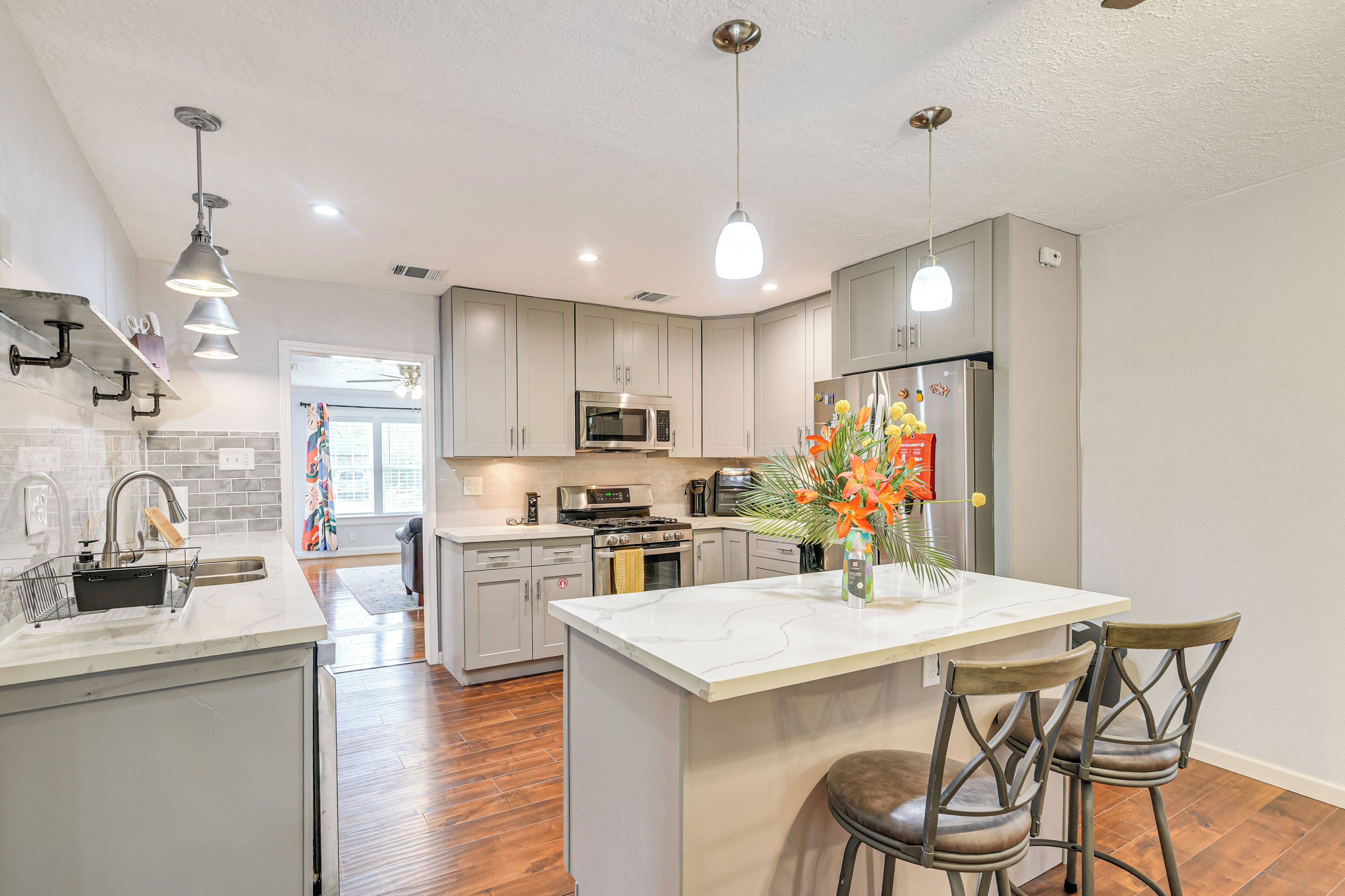 Réfrigérateur, micro-ondes, plaque de cuisson, lave-vaisselle