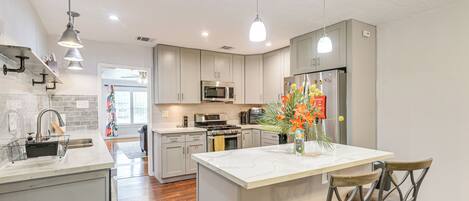 Kühlschrank, Mikrowelle, Herdplatte, Geschirrspüler