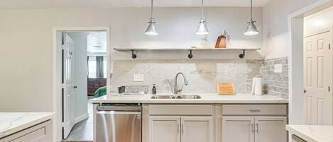 Fridge, microwave, stovetop, dishwasher