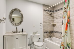 Hair dryer, towels - Houston Home Near TMC & NRG Stadium (Houston)