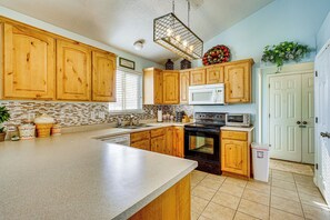 Fridge, microwave, stovetop, dishwasher - 3,500-Sq-Ft Holiday Gem w/ Game Room in Heber City (Heber City)