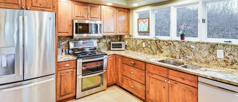 Réfrigérateur, micro-ondes, plaque de cuisson, lave-vaisselle